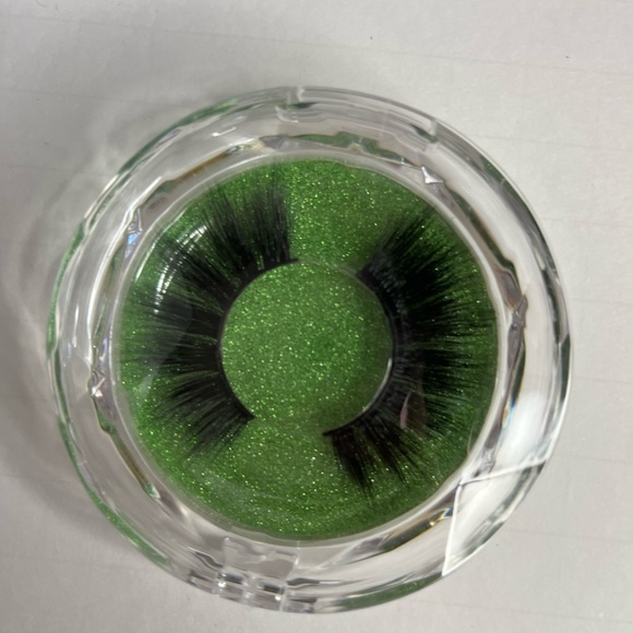 One pair of lashes - Picture 1 of 2